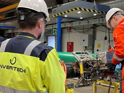 Ansatte i Inveritech utfører teknisk inspeksjon og arbeid på rørutstyr i verksted tilknyttet offshoreprosjekter.