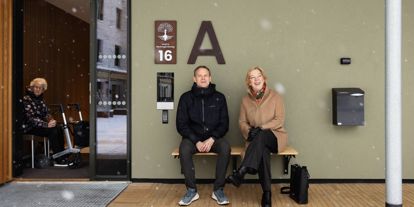 Robert Nerhus fra Sparebanken Møre og byggherre Inger Johanne Langeland utenfor bygg A på Daaetunet i Ålesund.