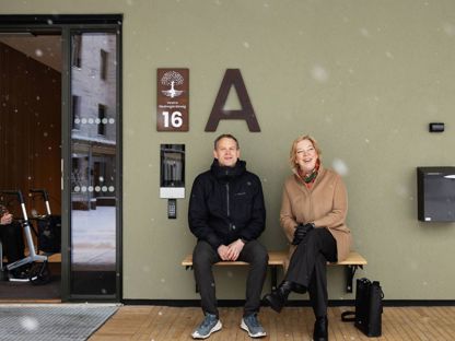 Robert Nerhus fra Sparebanken Møre og byggherre Inger Johanne Langeland utenfor bygg A på Daaetunet i Ålesund.