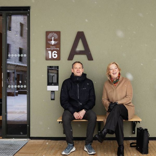 Robert Nerhus fra Sparebanken Møre og byggherre Inger Johanne Langeland utenfor bygg A på Daaetunet i Ålesund.