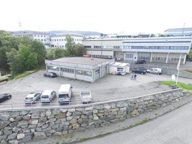 Dronebilde av grått forretningsbygg