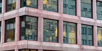 Moderne næringsbygg med store vindusflater og energieffektiv utforming.