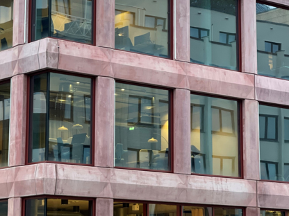 Moderne næringsbygg med store vindusflater og energieffektiv utforming.