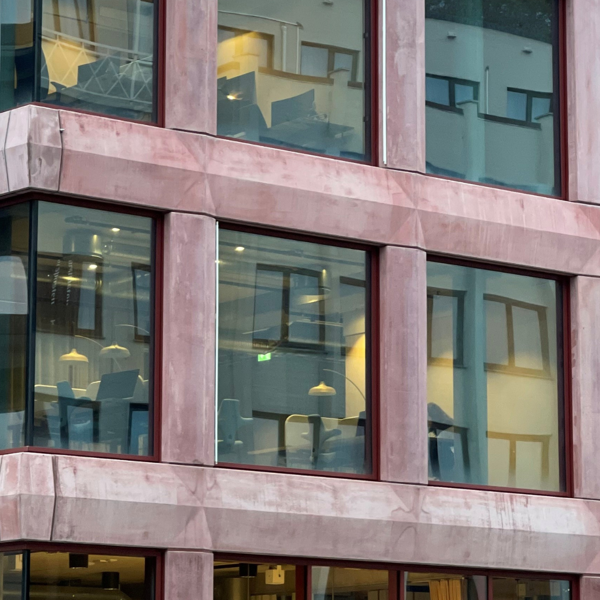 Moderne næringsbygg med store vindusflater og energieffektiv utforming.