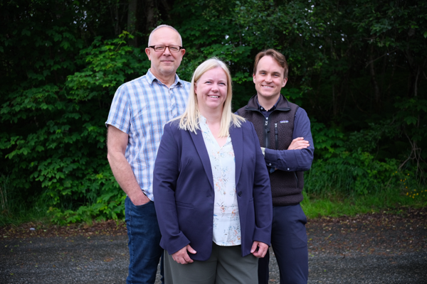 Harald Jarnes Lillebø og Sandra Nilsen fra Energiråd sammen med en representant fra aPOINT. Energiråd og aPOINT samarbeider om GrønnArena i Romsdal og Nordmøre.