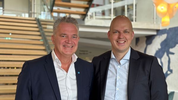 Kolbjørn Heggdal og Eirik Sponås, banksjefer for næringsliv i Sparebanken Møre. De bidrar til å løfte GrønnArena i Romsdal og Nordmøre.