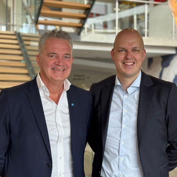 Kolbjørn Heggdal og Eirik Sponås, banksjefer for næringsliv i Sparebanken Møre. De bidrar til å løfte GrønnArena i Romsdal og Nordmøre.