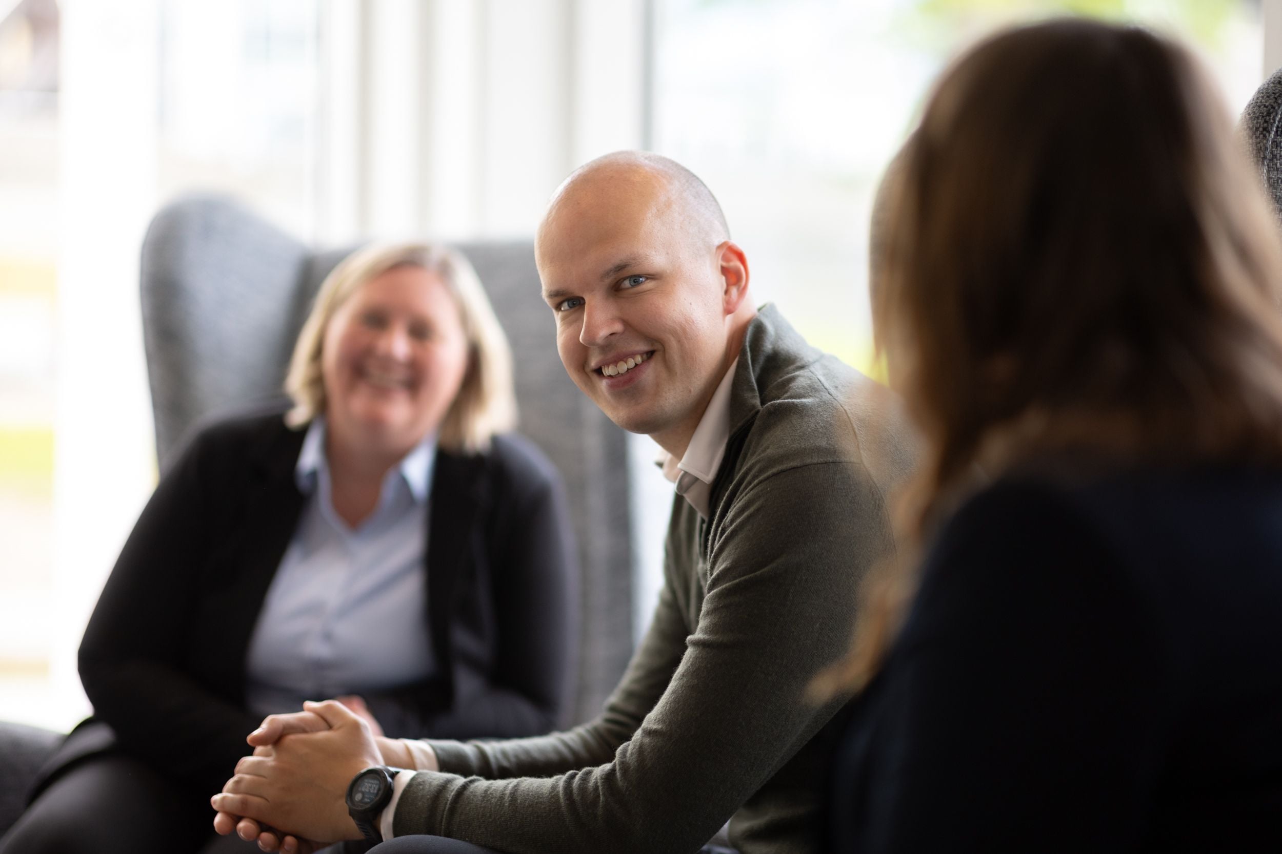 Erik Sponås, leder for avdeling næringsliv i Nordmøre, i samtale med kollegaer.