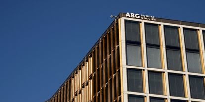 Forretningsbygg med mange vindu, med blå himmel i bakgrunn 