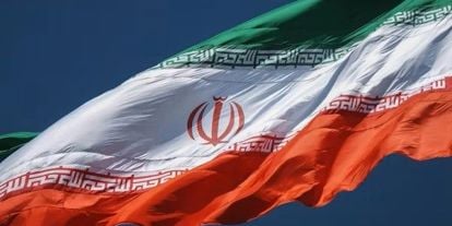 Det iranske flagget vaier i vinden