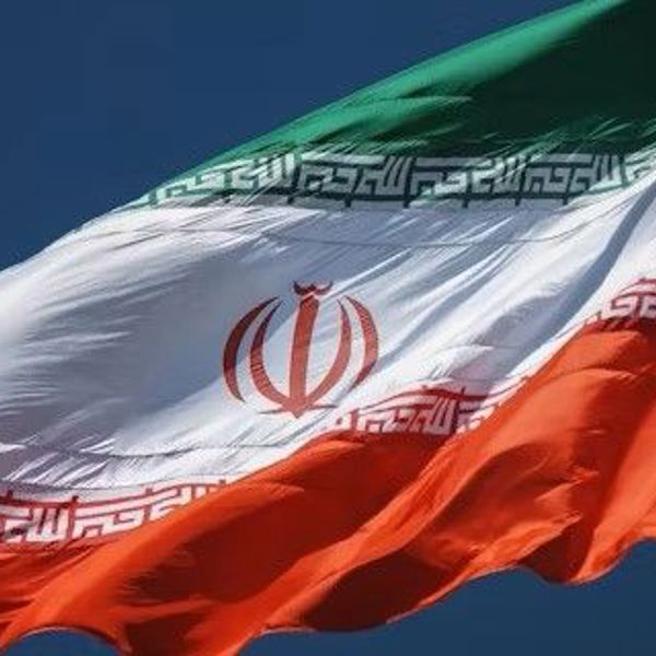 Det iranske flagget vaier i vinden