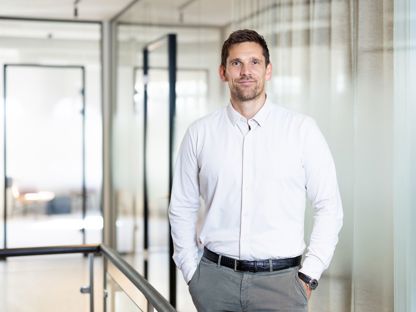Mann i skjorte smiler i kamera