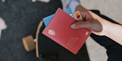 Hånd holder pass og kredittkort