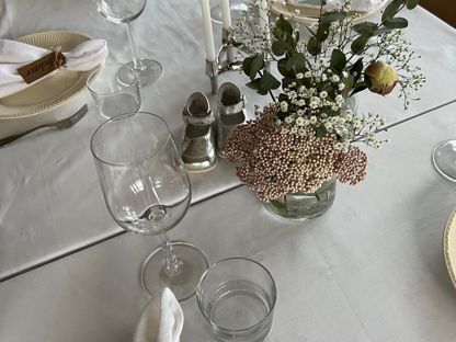 Festpyntet konfirmasjonsbord 