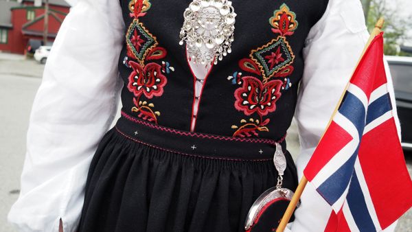 Sunnmørsbunad og norsk flagg 