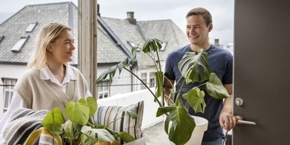 Et ungt par flytter inn i ny bolig.