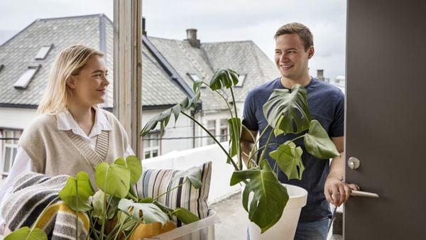 Et ungt par flytter inn i ny bolig.