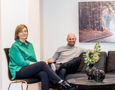 Daglig leder Siv Anita Vassli og en ansatt hos Spesialistbedriften i bedriftens lokaler.