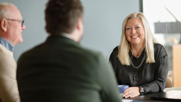 Nina Holm Sundgot i Sparebanken Møre i møte med bedriftskunder