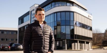 Jacob Engholm Holen, gründer av Naava Takst, foran moderne næringsbygg i Ålesund