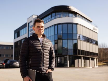 Jacob Engholm Holen, gründer av Naava Takst, foran moderne næringsbygg i Ålesund