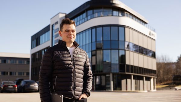 Jacob Engholm Holen, gründer av Naava Takst, foran moderne næringsbygg i Ålesund