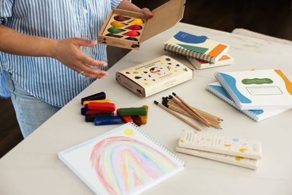 Nærbilde av håndlagde fargestifter, fargeblyanter og tegneutstyr fra Scandinavian Crayon Company. Produktene er utviklet for barn med fokus på kreativitet og bærekraftige materialer.