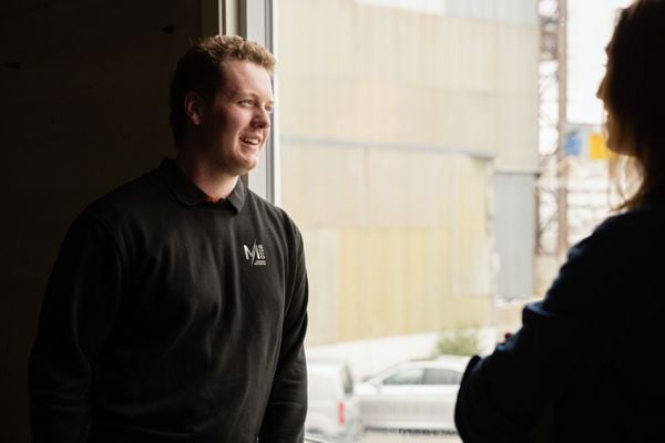 Tomas Almås Risvik, daglig leder i Motorsenteret Ålesund, møter en kunde i verkstedlokalene på Kvennaneset i Ålesund.
