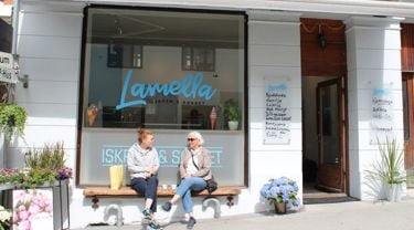 To personer utenfor iskrembaren Lamella.