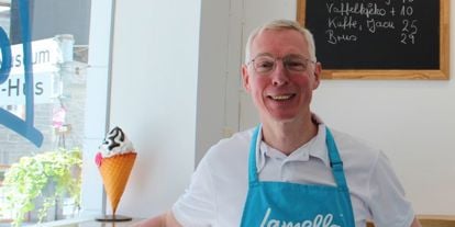 Dirk Kiefer smiler bak disken i iskrembaren Lamella, iført blått forkle med logoen.