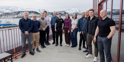 Bilde av finalistene i Næringsteft. Kvinner og menn oppstilt på veranda med bylandskap i bakgrunn. 