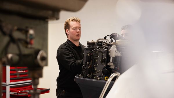 Tomas Almås Risvik, gründer og daglig leder i Motorsenteret Ålesund, i verkstedlokalene på Kvennaneset i Ålesund.