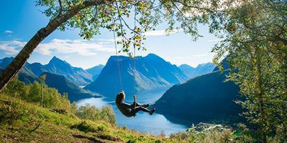 Person på huske i Volda/Ørsta
