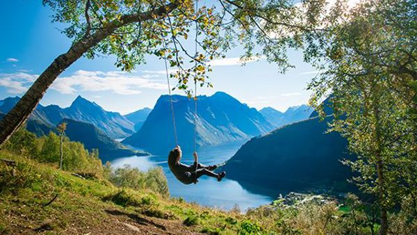 Person på huske i Volda/Ørsta