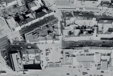 Foto: Gårdsrom er gjenbygd. Foto fra 1992. Sort-hvitt bilde 