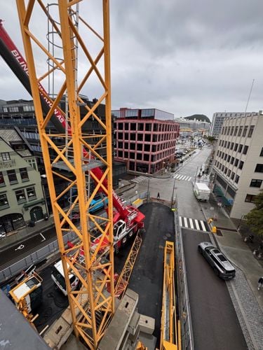 Bilde av kran sett over i fra på byggeplass