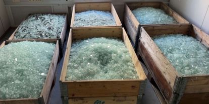 Store kasser med knust glass 