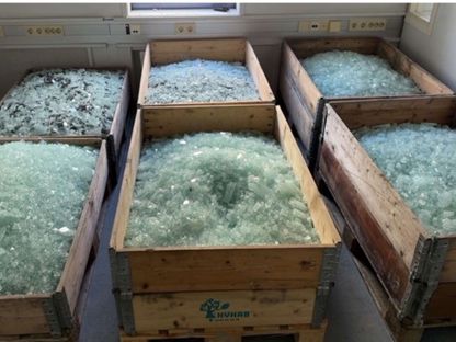 Store kasser med knust glass 