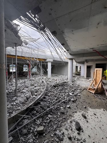 Bilde fra byggeplass i kontorlokaler der man ser at taket er åpnet opp. 