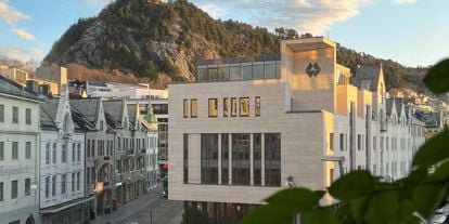 Sparebanken Møres hovedkontor i Ålesund, med Fjellstua i bakgrunn 