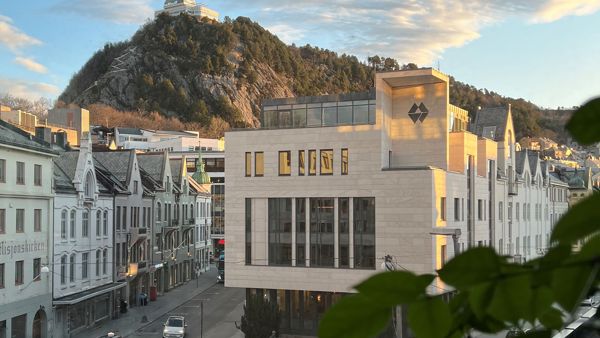 Sparebanken Møres hovedkontor i Ålesund, med Fjellstua i bakgrunn 