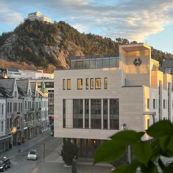 Sparebanken Møres hovedkontor i Ålesund, med Fjellstua i bakgrunn 