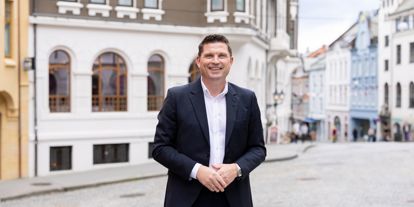 Trond Lars Nydal, adm. dir Sparebanken Møre, med bybildet i bakgrunnen. 