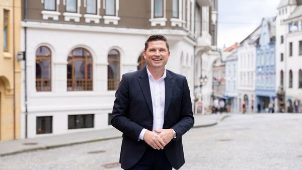 Trond Lars Nydal, adm. dir Sparebanken Møre, med bybildet i bakgrunnen. 