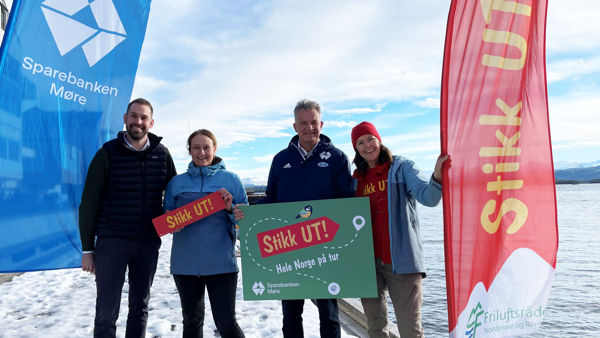 Beachflagg Sparebanken Møre og Stikkut, og representater fra de to som holder Stikkut-plakater
