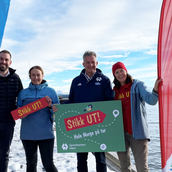 Beachflagg Sparebanken Møre og Stikkut, og representater fra de to som holder Stikkut-plakater