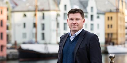 Trond Lars Nydal på med Brosundet i bakgrunnen. 