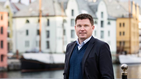 Trond Lars Nydal på med Brosundet i bakgrunnen. 