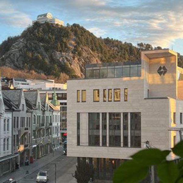Bygning i Ålesund i solskinn