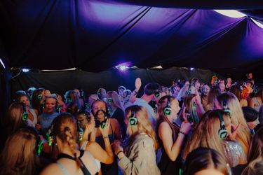 Ungdommer med øretelefoner, på silent disco. 